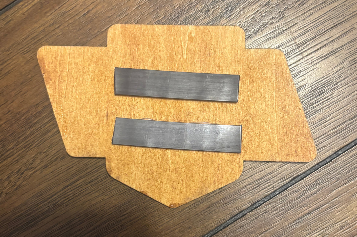 Stained basswood fridge magnet of the Los Angeles Kings hockey team logo