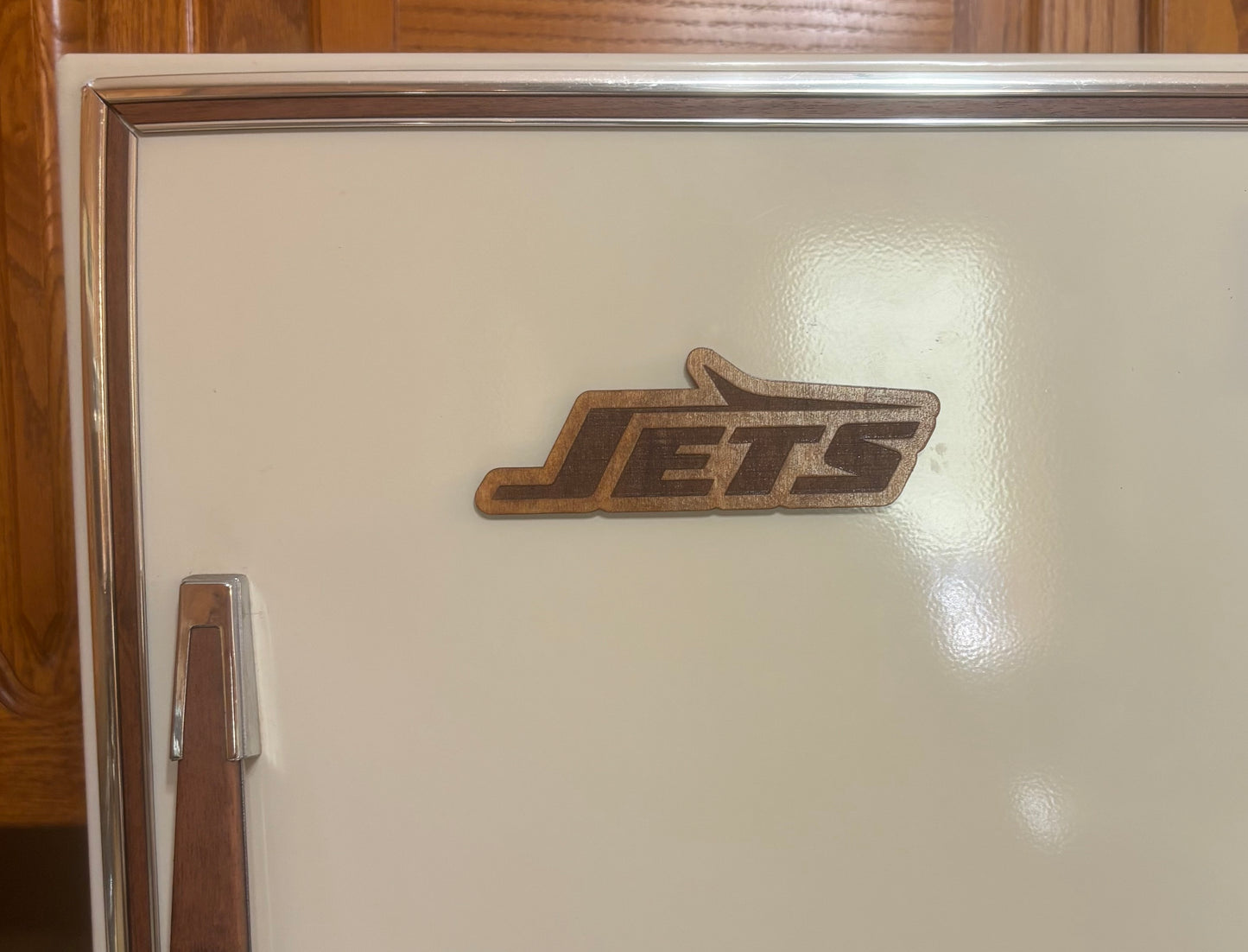 Stained basswood fridge magnet of the New York Jets football team logo