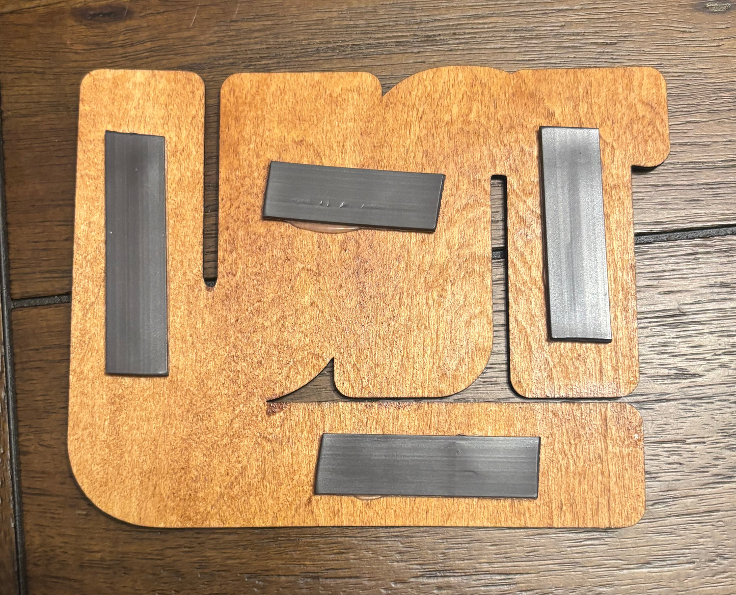 Stained basswood fridge magnet of the New Yorki Giants football team logo