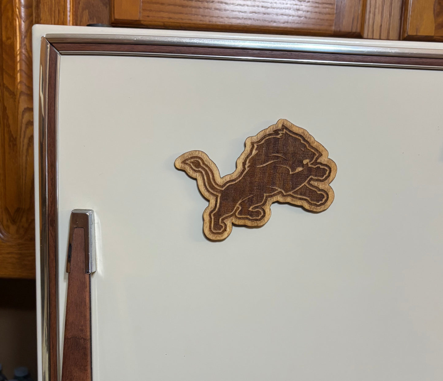 Stained basswood fridge magnet of the Detroit Lions football team logo